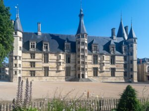 Loire à Vélo Nevers Palais Ducal