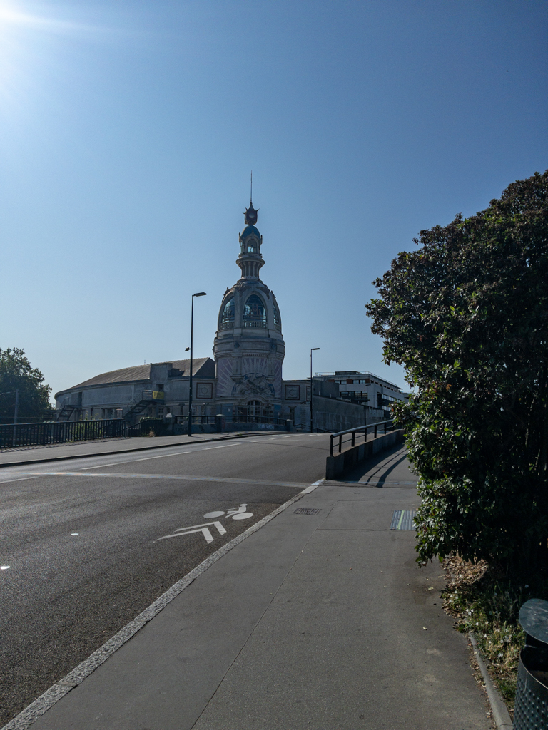 Loire à Vélo Usine Lu Nantes Le Lieu Unique