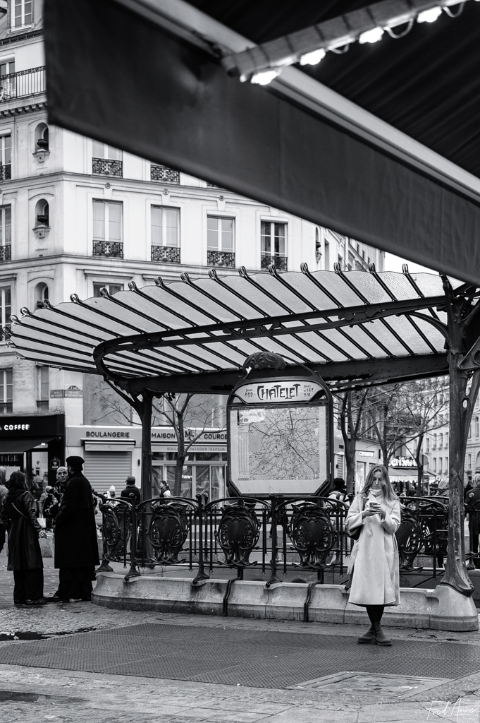 Jeune Fille à Chatelet