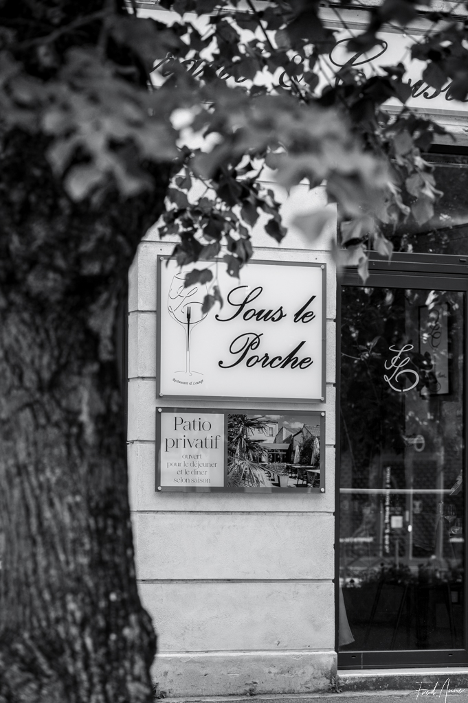 25 17 sous le porche